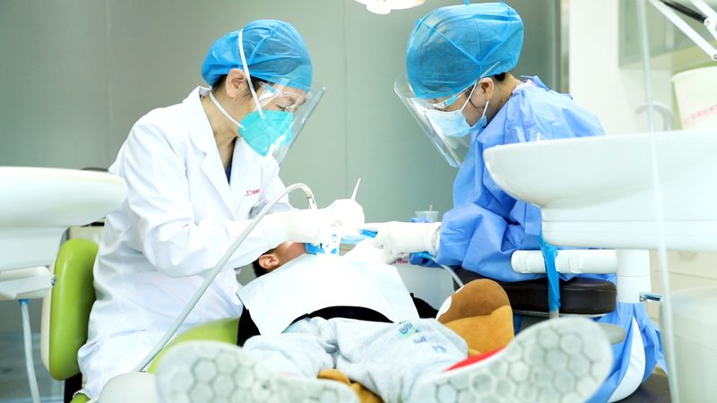 烤瓷牙套与全瓷牙套：价格差异背后的技术秘密